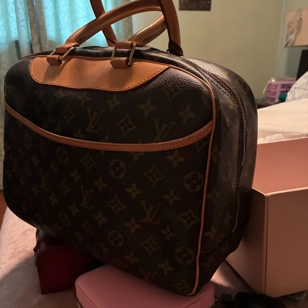 Louis vuitton really popular and stylish dueaville bag plenty of room perfect 😍